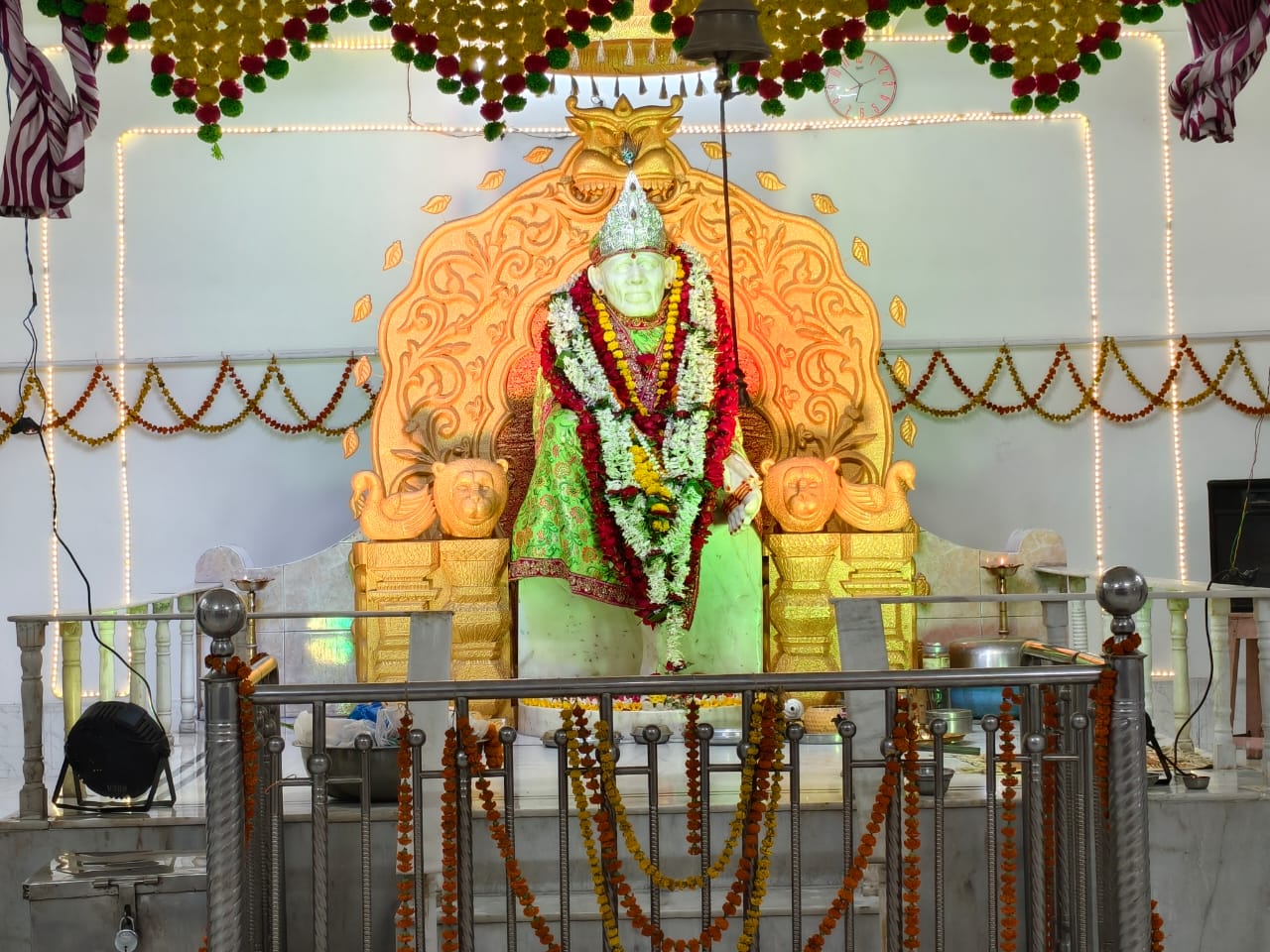 Participate in the daily Madhyan Aarti at 9:00 AM and Sandhyakalin Aarti at 7:00 PM at Shri Sai Darbar Temple, and immerse yourself in spiritual bliss.